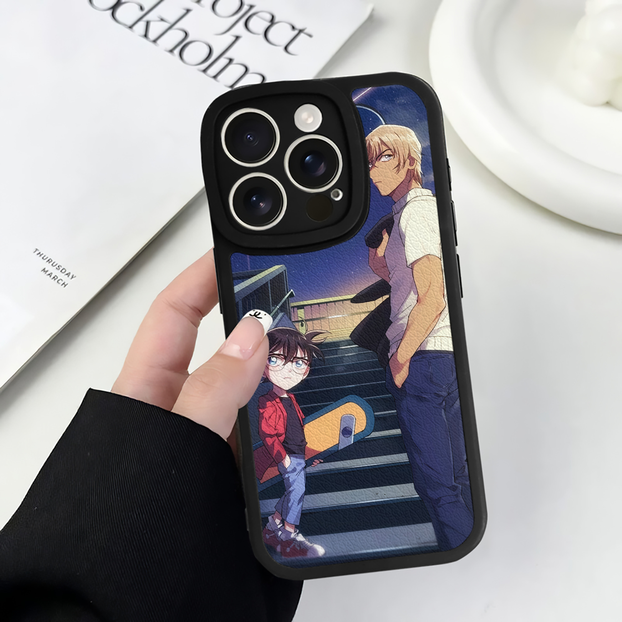 （画像用） 名探偵コナン Detective Conan 【iPhone 16シリーズ対応】シリコンスマホケース（レザー調） 材質：シリコン